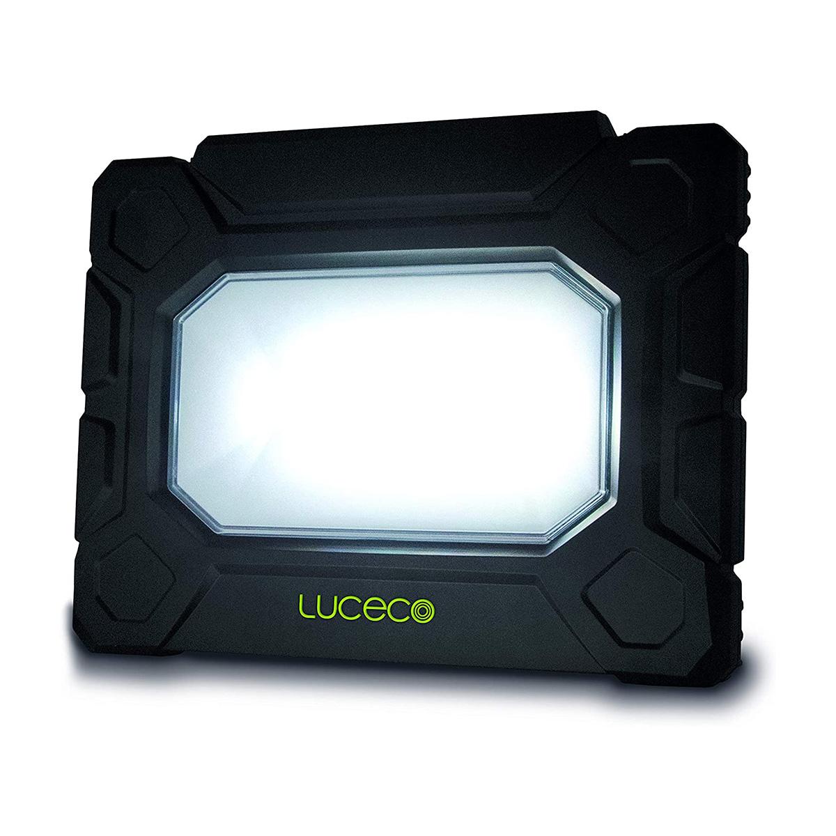 Luceco LED Arbeitsleuchte 50 Watt 5200 Lumen Arbeitslicht/Baustrahler mit Steckdosen Scheinwerfer IP54 